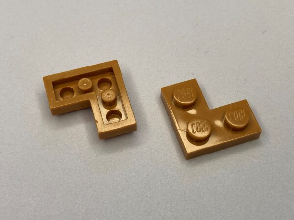 COBI: Plate 2 x 2 Corner (with Solid Pins, Mold Pip Side) - light brown (jasnobrazowy)