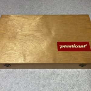 PLASTICANT: Packaging: Houten kist met vakverdeling (24 vakken) en Plasticant logo